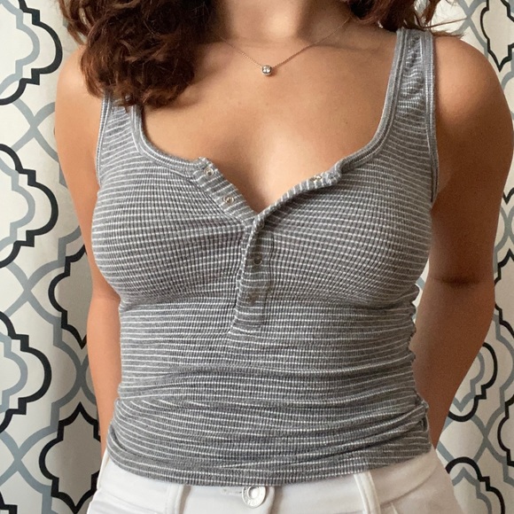 QUARTER BUTTON TANK TOP🤍 - Picture 3 of 4
